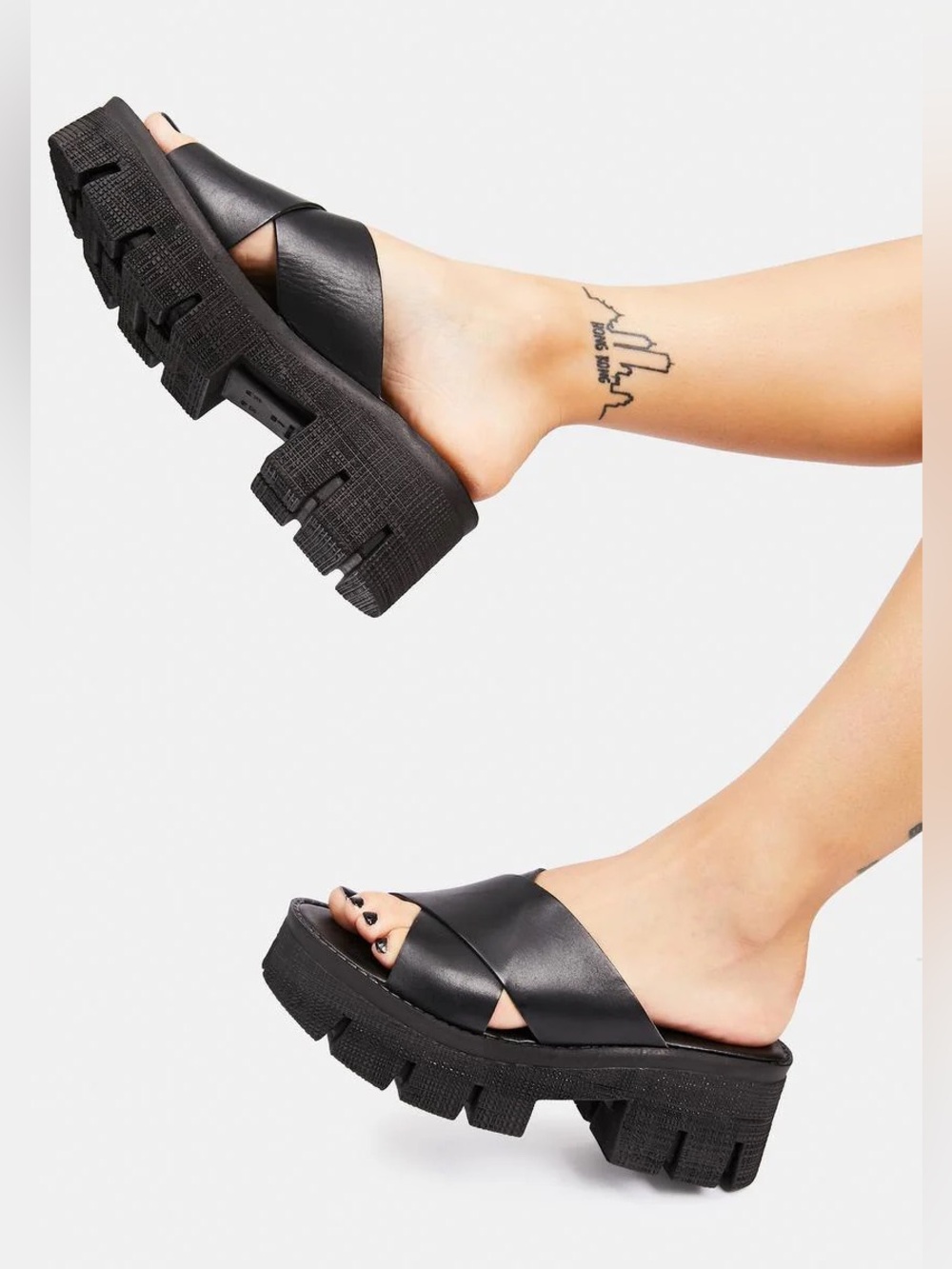 CHINESE LAUNDRY Lock Down Block Sandal